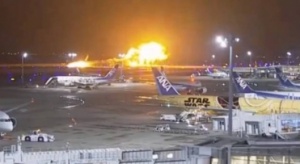 Στις φλόγες αεροπλάνο της Japan Airlines στο αεροδρόμιο του Τόκιο – Σώοι οι 379 επιβαίνοντες (vid)
